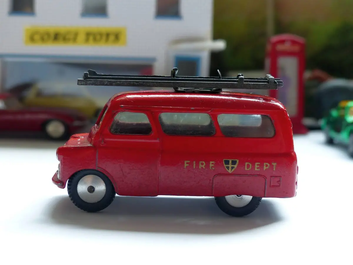 405 Bedford Ca Fire Tender *Scarce Non-Mechanical* 1