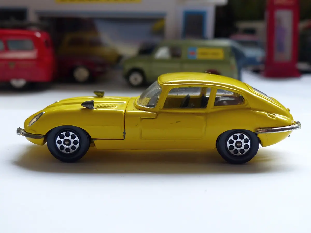 374 Jaguar E Type 4.2 In Yellow 1