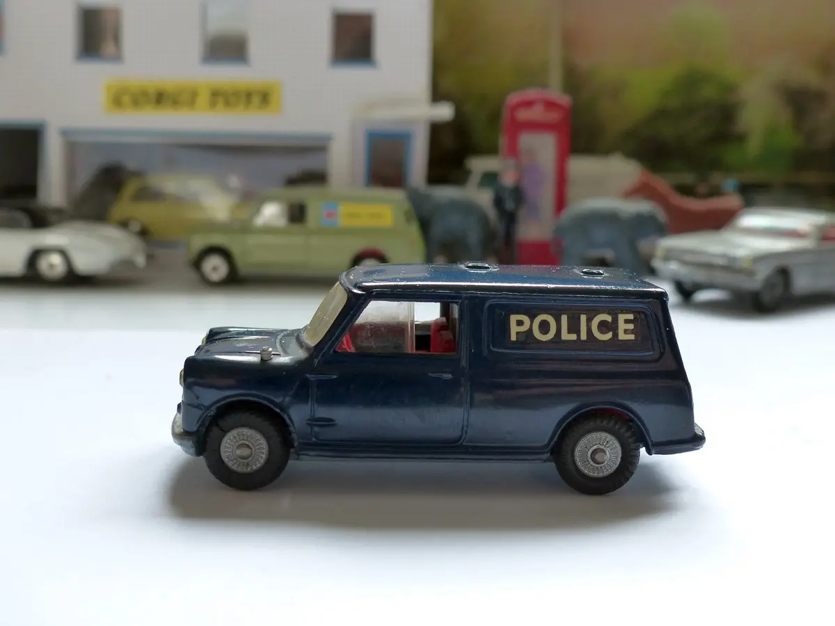 448 Police Minivan With Cast Wheels 1