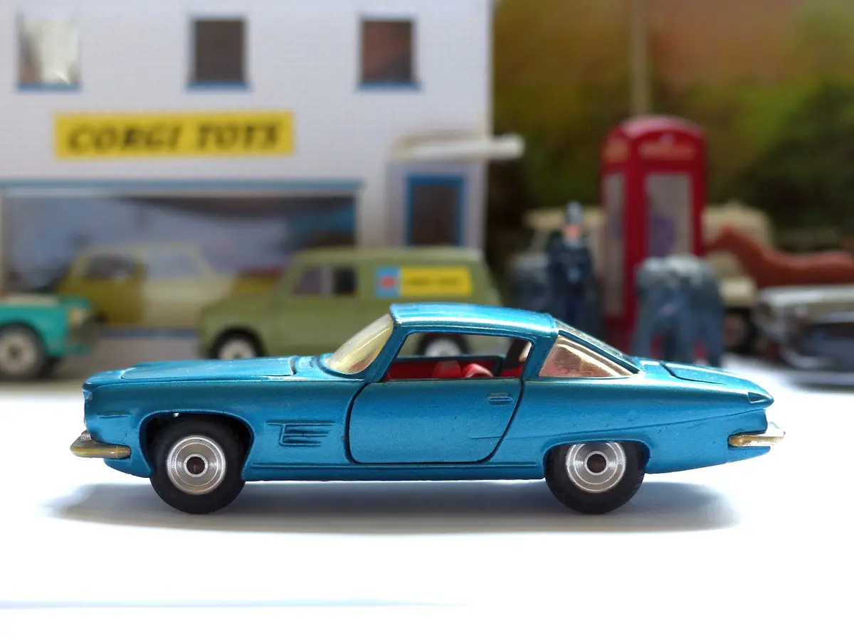 241 Ghia L6.4 In Blue With Red Interior 1