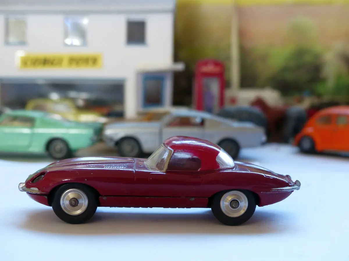 307 Jaguar E Type In Plum Red (1) 1