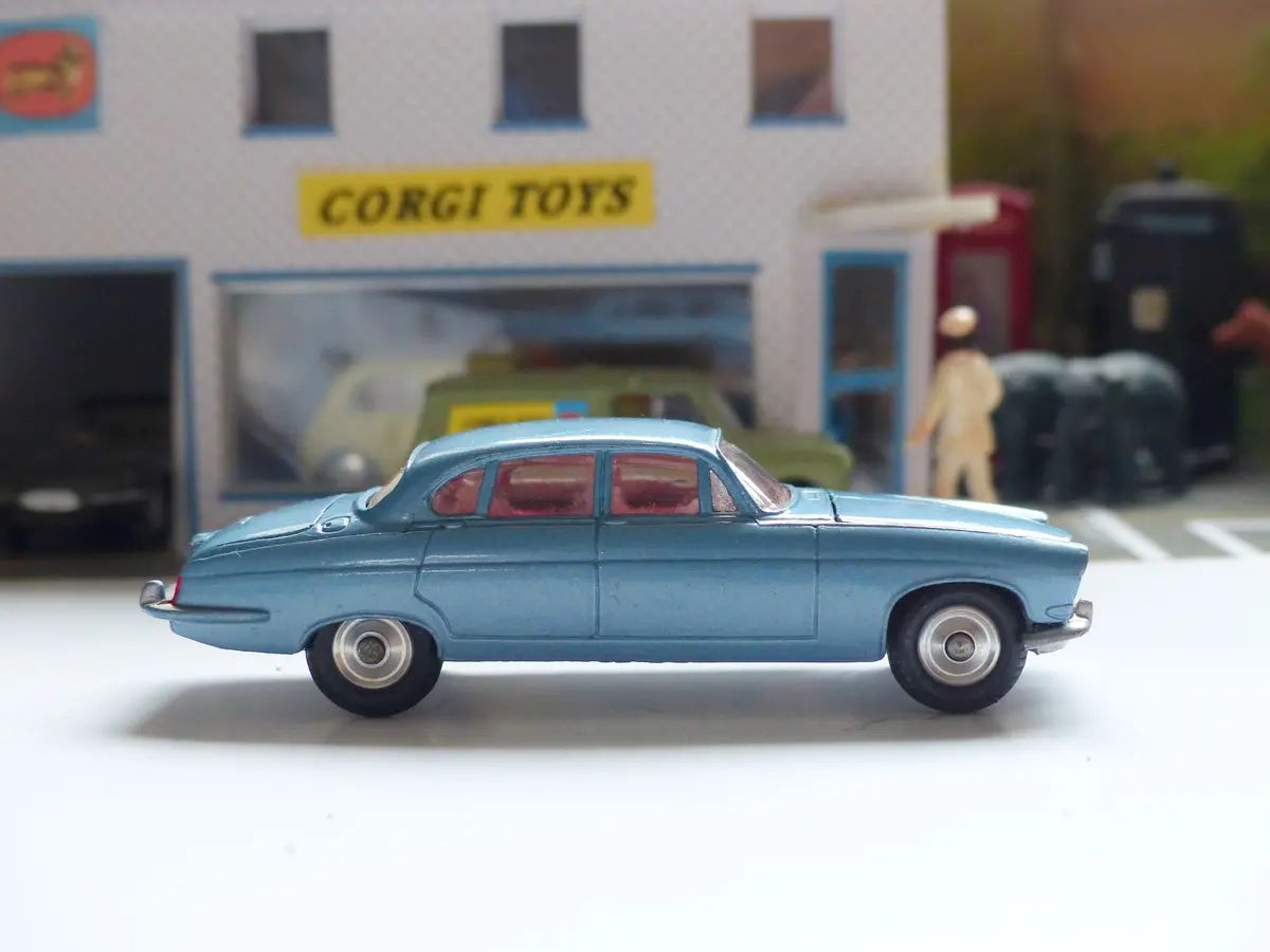 238 Jaguar Mk X In Metallic Silver-Blue 1