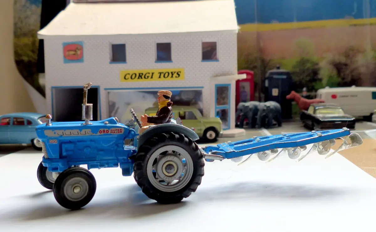 Gift Set 13 Ford 5000 Tractor + Plough 1