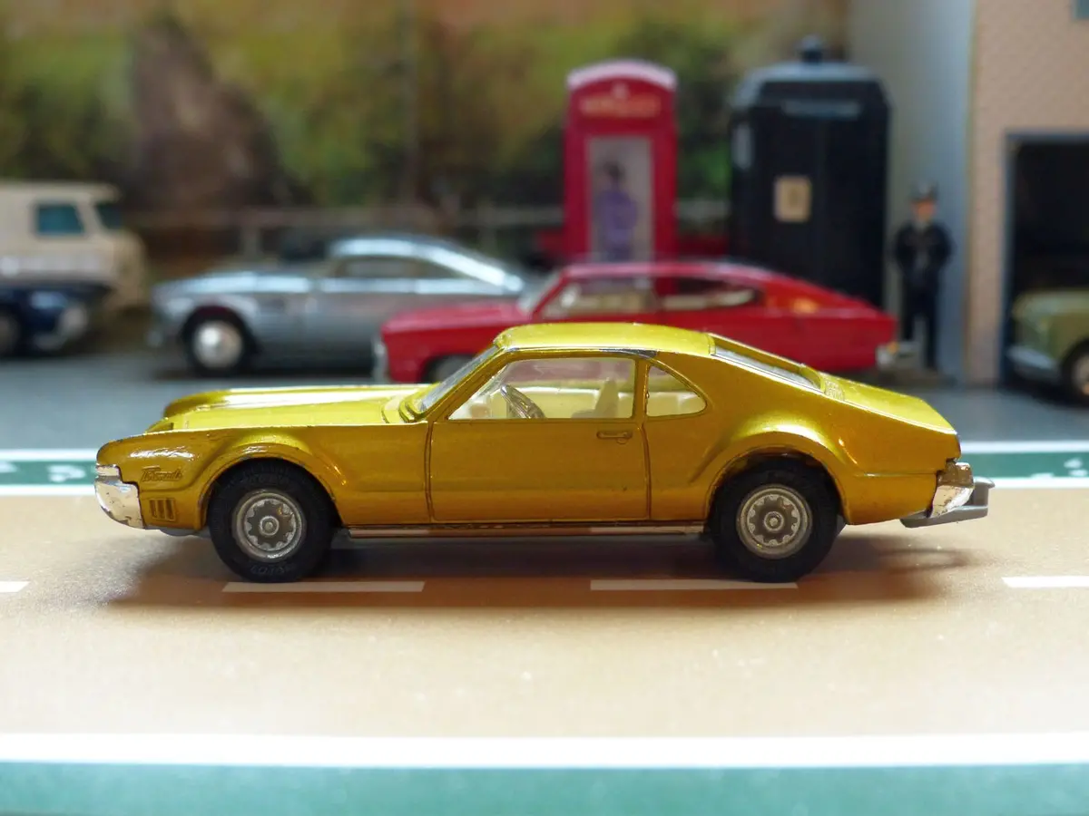 276 Oldsmobile Toronado In Amber-Gold (2) 1