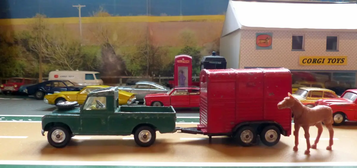 Gift Set 2 Land Rover And Pony Trailer (Late Edition) 1