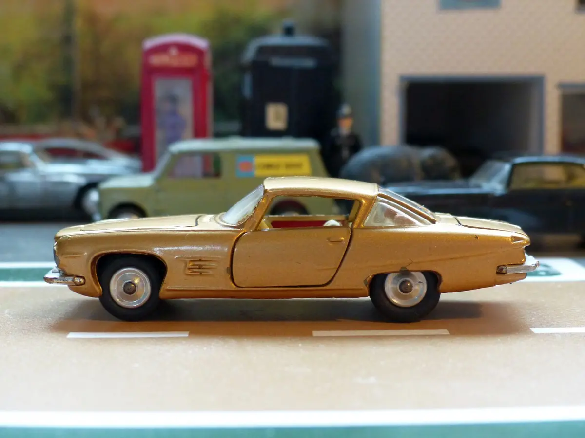 241 Ghia L6.4 In Gold 1